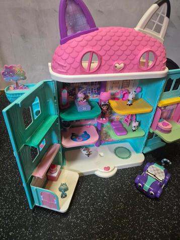 Gabby's poppenhuis met auto beschikbaar voor biedingen