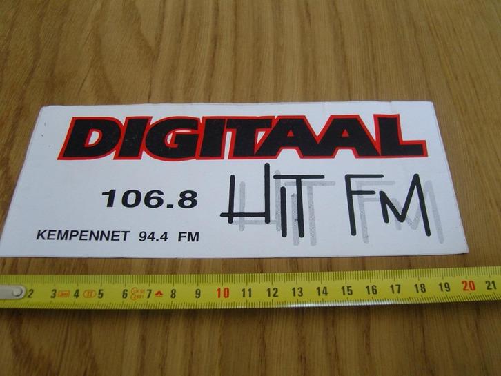 sticker DIGITAAL 105.8 HIT FM Kempennet 94.4 FM, Verzamelen, Stickers, Zo goed als nieuw, Bedrijf of Vereniging, Ophalen
