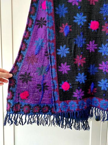 Prachtige sjaal met bloemen en felle kleuren op zwart beschikbaar voor biedingen