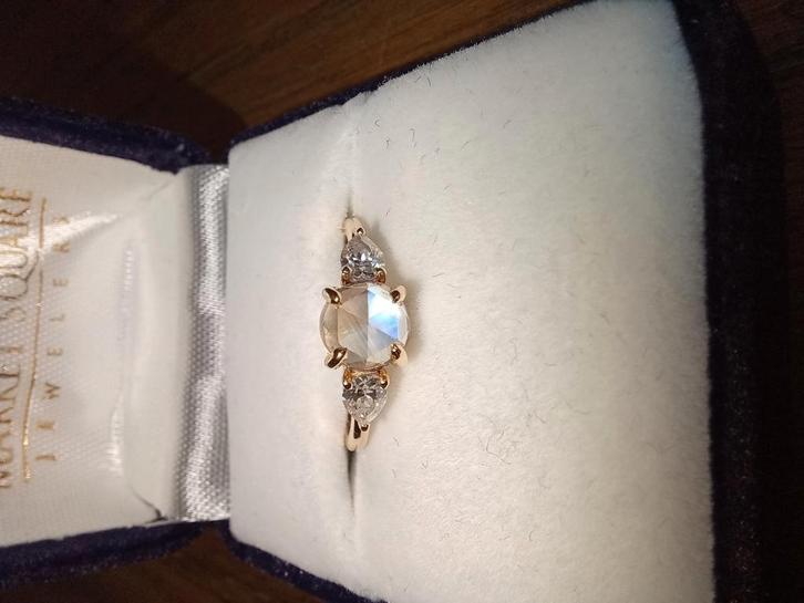 Betoverende Roosgeslepen Blauwe Maansteen Ring, Sieraden, Tassen en Uiterlijk, Ringen, Zo goed als nieuw, Dame, 17 tot 18, Blauw