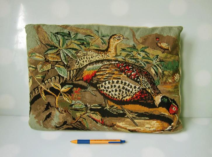 Antiek kussen van 46 x 33 cm, geborduurd met drie fazanten, Antiek en Kunst, Antiek | Kleden en Textiel, Ophalen of Verzenden