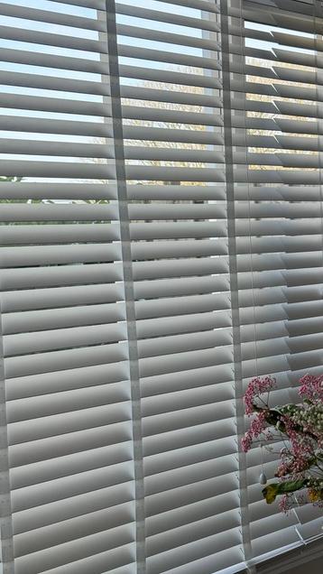 Witte houten jaloezieën | Zo goed als nieuw, winkelkwaliteit beschikbaar voor biedingen