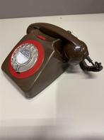 Vintage telefoon 746 Yeoman bruin en rood - Draaischijf tele, Telecommunicatie, Vaste telefoons | Niet Draadloos, Ophalen of Verzenden