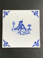 Delfs Blauw tegeltje Edelman op bankje met hond, Antiek en Kunst, Ophalen