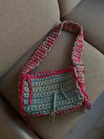 Een gebreide tas / a knitted bag, Sieraden, Tassen en Uiterlijk, Tassen | Schoudertassen, Ophalen of Verzenden, Zo goed als nieuw