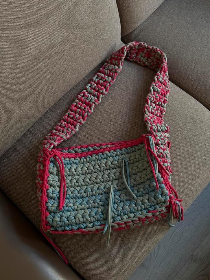 Een gebreide tas / a knitted bag, Sieraden, Tassen en Uiterlijk, Tassen | Schoudertassen, Zo goed als nieuw, Groen, Ophalen of Verzenden