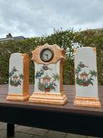 Porseleinen klokkenstel met Oosterse motieven., Ophalen of Verzenden