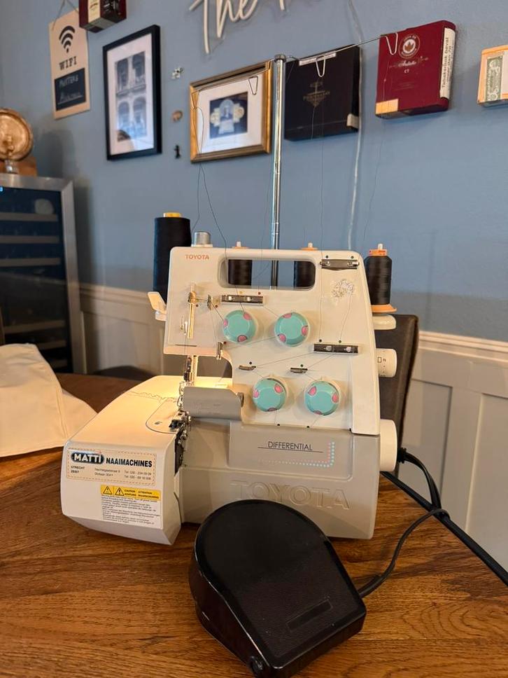 Overlock Naaimachine - Toyota Differential SL1T, Hobby en Vrije tijd, Naaimachines en Toebehoren, Gebruikt, Lockmachine, Overige merken