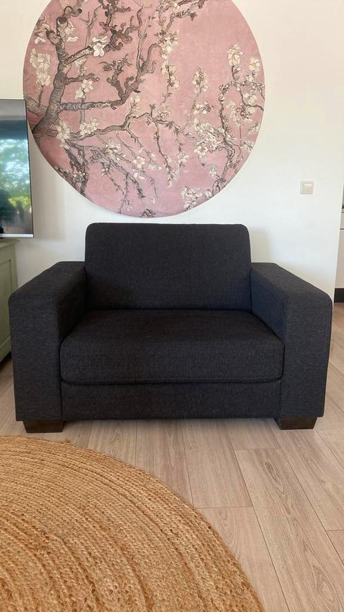 Love seat, brede fauteuil, zwart (heel donkergrijs), Huis en Inrichting, Fauteuils, Zo goed als nieuw, Stof, 75 tot 100 cm, Ophalen of Verzenden