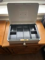 Witte metalen geldkist met sleutel, Verzamelen, Spaarpotten, Ophalen, Zo goed als nieuw, Metaal of Blik