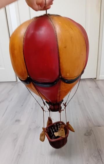 Vintage luchtballon met mand beschikbaar voor biedingen