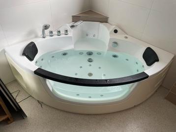 Hoekbad Bubbelbad- Werkt Prima! beschikbaar voor biedingen