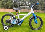 B'twin kinderfiets wit blauw  + zijwieltjes 16 inch., Fietsen en Brommers, Ophalen, Zijwieltjes, 16 tot 20 inch, Zo goed als nieuw