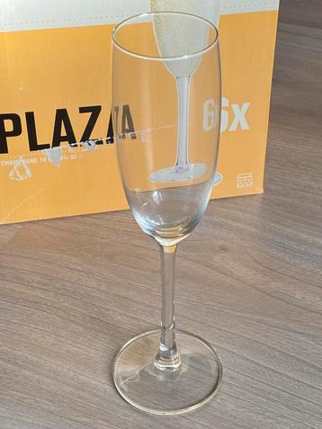Plaza champagne glazen beschikbaar voor biedingen