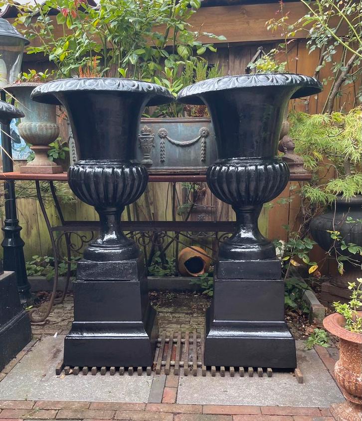2 gietijzeren tuinvazen bloempottenop sokkel console, Tuin en Terras, Tuinvazen, Ophalen