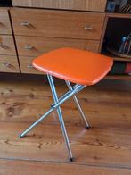 Retro opklapbaar krukje, Huis en Inrichting, Krukjes, Ophalen of Verzenden, Gebruikt, Hout