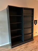 Zwarte houten boekenkast met schuifdeur WOOOD, 100 tot 150 cm, Ophalen of Verzenden, Zo goed als nieuw, 150 tot 200 cm