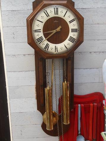 oude klok/ wandklok met gewichten/ klok manueel beschikbaar voor biedingen