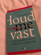 Houd me vast - Sue Johnson, Boeken, Ophalen of Verzenden, Zo goed als nieuw