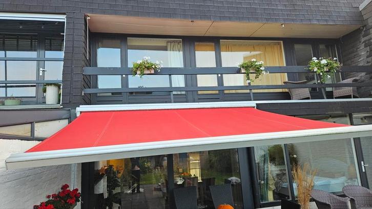 Mooi rood zonnescherm, Tuin en Terras, Zonneschermen, Gebruikt, Knikarmscherm, 150 tot 300 cm, 250 cm tot 450 cm, Ophalen