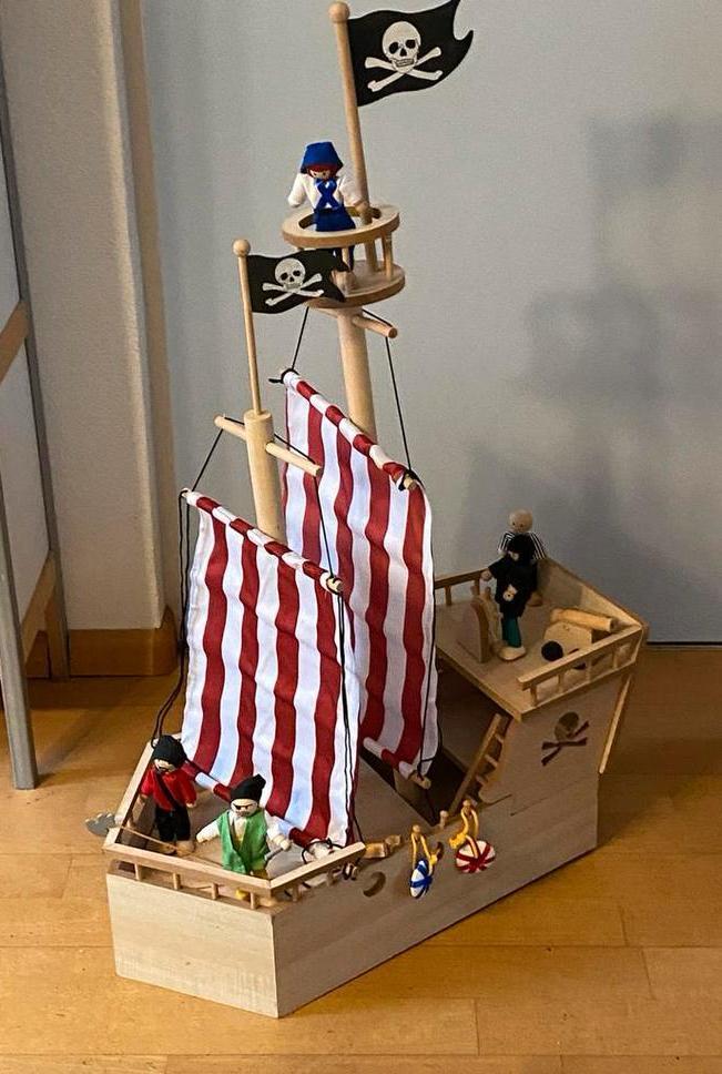 Houten piratenboot met 5 houten poppetjes en toebehoren, Kinderen en Baby's, Speelgoed | Houten speelgoed, Zo goed als nieuw, Overige typen