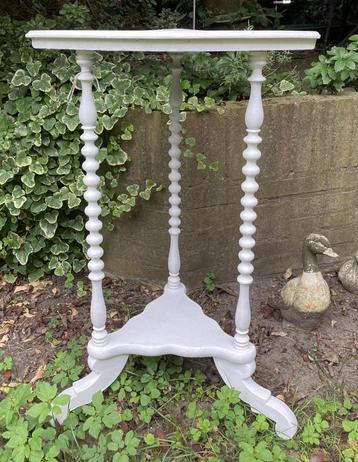 Brocante witte houten hoektafeltje - tafeltje beschikbaar voor biedingen