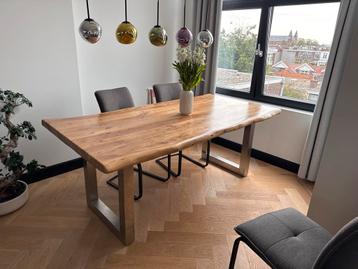 Houten eettafel met stalen poten - 210x105cm beschikbaar voor biedingen