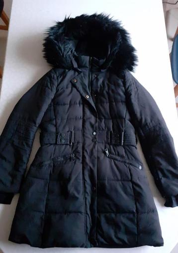 Zwarte winterjas  beschikbaar voor biedingen