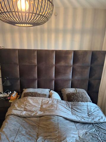Taupe tweepersoonsbed 160x200 + nachtkastje beschikbaar voor biedingen