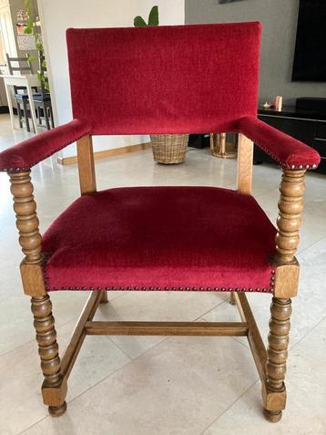 Antieke fauteuil met rode bekleding beschikbaar voor biedingen