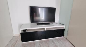 Ikea TV kast 120x40x39  met AKAI 31inch tv SD spelers  beschikbaar voor biedingen