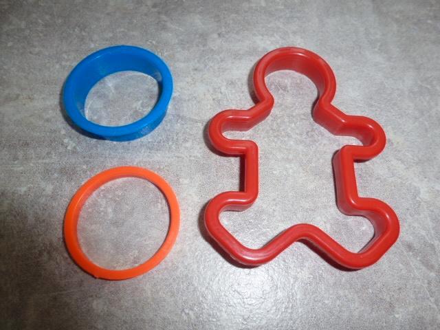 zo goed als nieuw 4 uitsteek vormen 3 ronde en 1 popje, Hobby en Vrije tijd, Taarten en Cupcakes maken, Zo goed als nieuw, Serveervorm