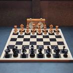 Vintage verzwaard Staunton Schaakspel met BHB Schaaklok, Hobby en Vrije tijd, Een of twee spelers, Ophalen of Verzenden, Gebruikt