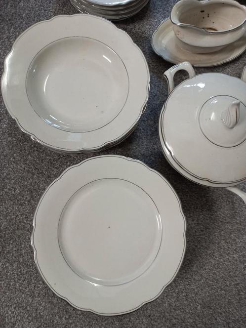 Antiek servies Wit /Grijs met zilverenrand., Antiek en Kunst, Antiek | Servies compleet, Ophalen