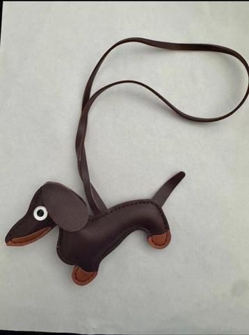 Kunstleer teckel voor tashanger beschikbaar voor biedingen