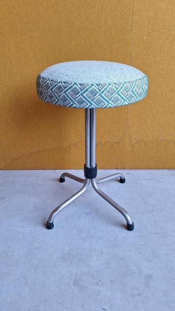 Unieke vintage Brabantia kruk, nieuwe stoffering, krukje beschikbaar voor biedingen