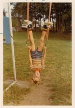 Jongen in speeltuin ondersteboven aan de ringen jaren 70-80, 1960 tot 1980, Verzenden, Foto, Zo goed als nieuw