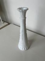 Vintage Anchor Hocking wit melkglas vaasje 22,8 cm / 9inch, Wit, Ophalen of Verzenden, Minder dan 50 cm, Glas
