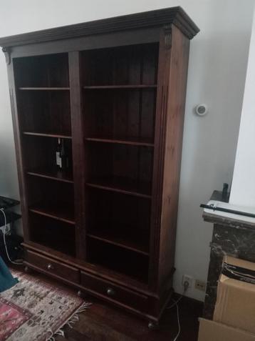 Hoge Houten Boekenkast met Lades beschikbaar voor biedingen