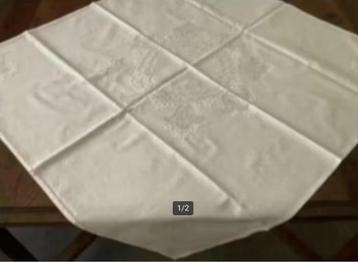 Creme-kleurig dekservet, laken geborduurd open werkje; 82x82 beschikbaar voor biedingen