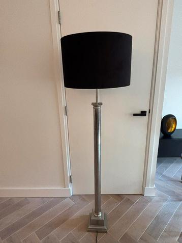 Vloerlamp beschikbaar voor biedingen