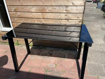 Glazen bureau beschikbaar voor biedingen