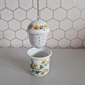 Vintage porseleinen thee-ei beschikbaar voor biedingen