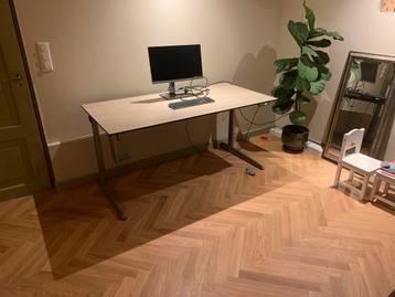 Ahrend elektrisch verstelbaar bureau + Ahrend bureaustoel beschikbaar voor biedingen