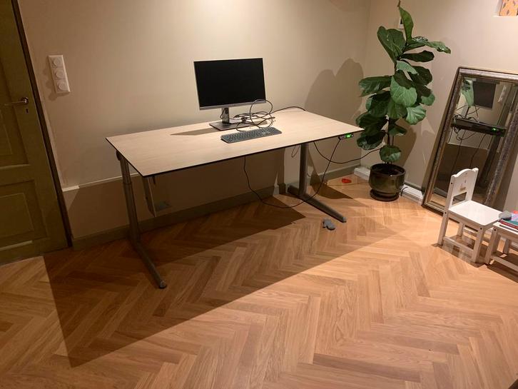 Ahrend elektrisch verstelbaar bureau + Ahrend bureaustoel, Huis en Inrichting, Bureaus, Zo goed als nieuw, Elektrisch, Ophalen