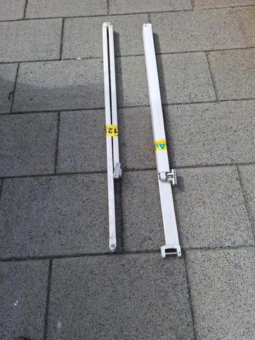 Knikarmen: 1 Nieuw, 1 Gebruikt - Wit & Grijs beschikbaar voor biedingen