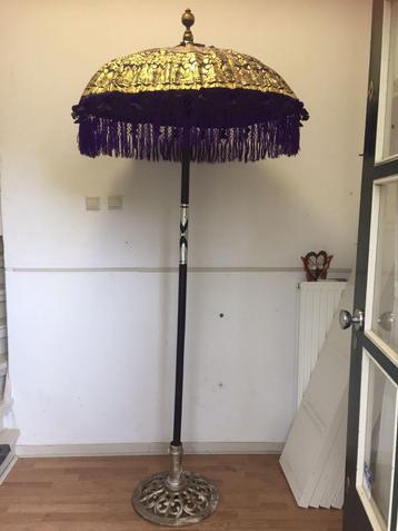 Vintage decoratieve paraplu  beschikbaar voor biedingen