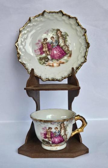 Vintage porselein demitasse-kopje en schotel beschikbaar voor biedingen