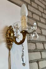 Antieke wandlamp van brons met kristallen schaal en druppels, Ophalen of Verzenden, Zo goed als nieuw, Glas