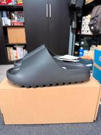 Adidas Yeezy Slide Onyx Maat 42 - Nieuw!, Kleding | Heren, Schoenen, Ophalen of Verzenden, Nieuw, Zwart, Slippers